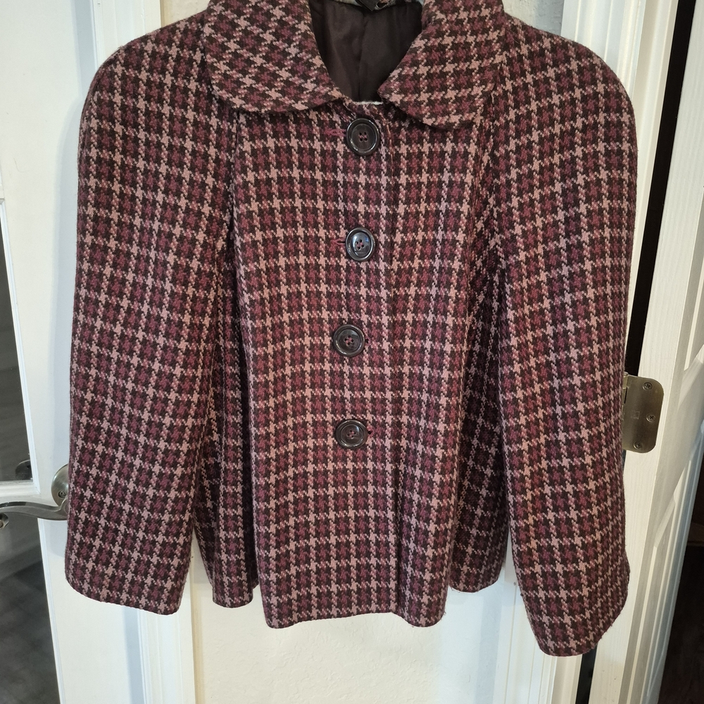 💥💥50% OFF this Burgundy Houndstooth Cape Blazer. Like New  "LIKE TO GET 50%"